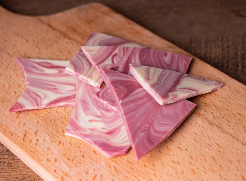 Lámaná čokoláda růžový mramor 100 g