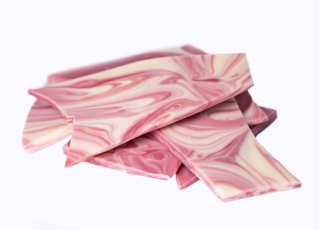 Lámaná čokoláda růžový mramor 100 g